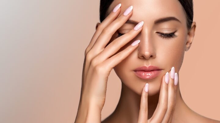 Manicure hybrydowy – trwały sposób na zadbane dłonie i piękne paznokcie